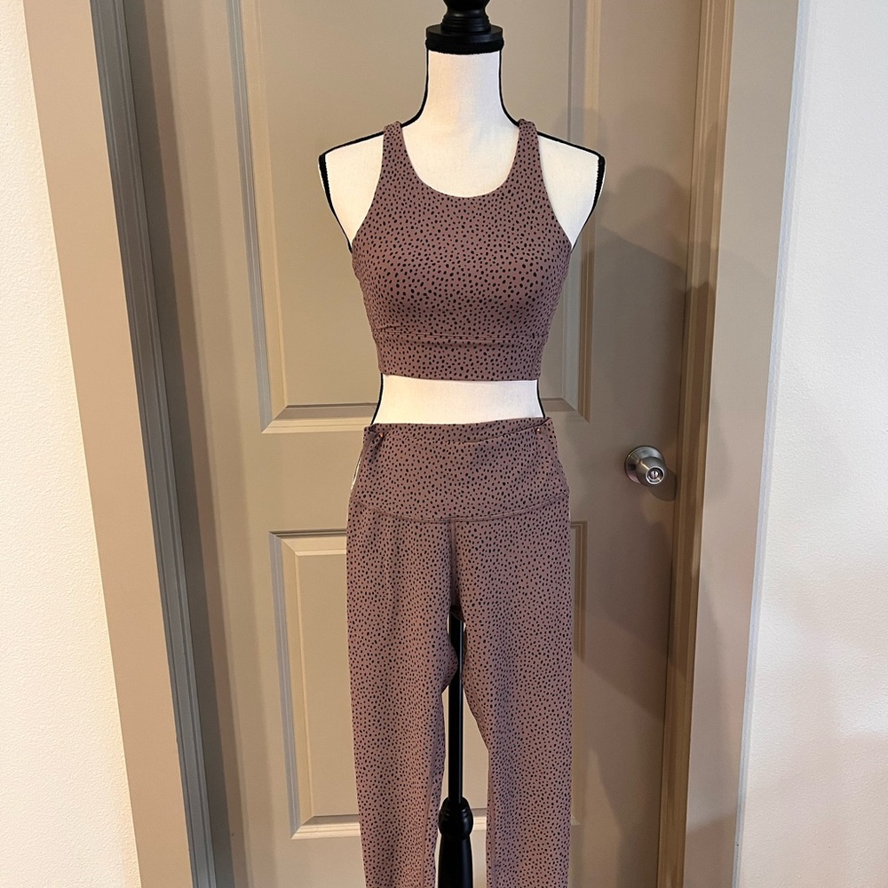 Brown High-Waisted Leggings with Ribbed Texture